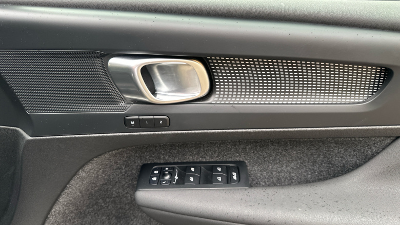 Volvo XC40 2.0 B4P Plus Dark 5dr Auto Petrol Estate